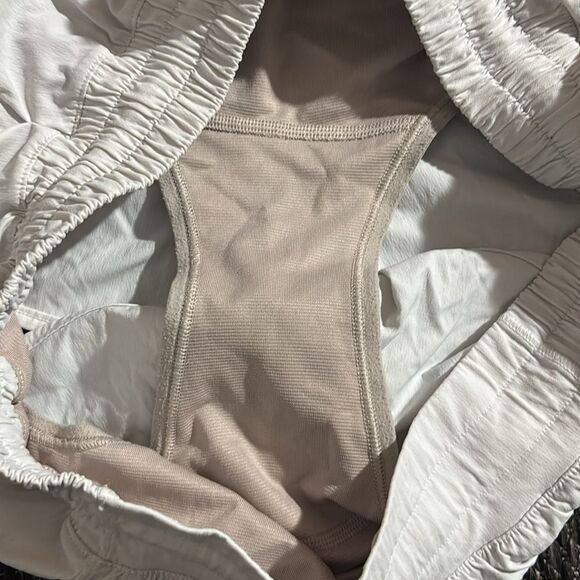 Lululemon Hotty Hot Short II *2.5" - Picture 4 of 9